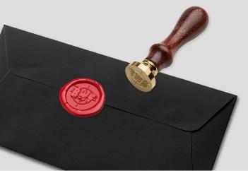 Zwarte enveloppe gesloten met een rode wassen zegel met het BWF logo.